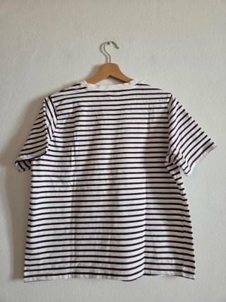 Camiseta de rayas blancas y marrones