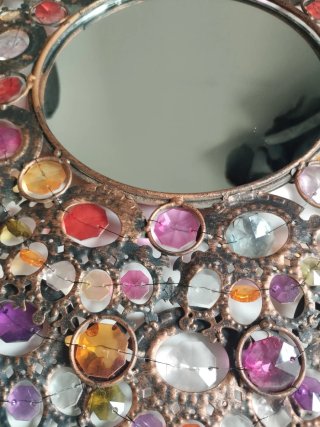 Espejo decorativo con piedras