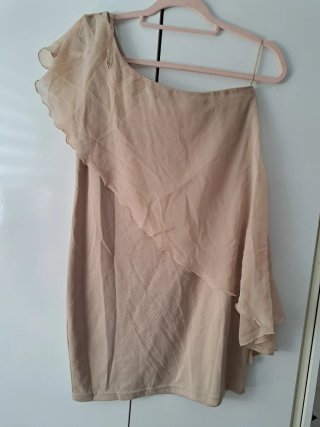 Vestido asimétrico beige