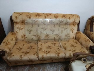 Sofá de tela y madera beige