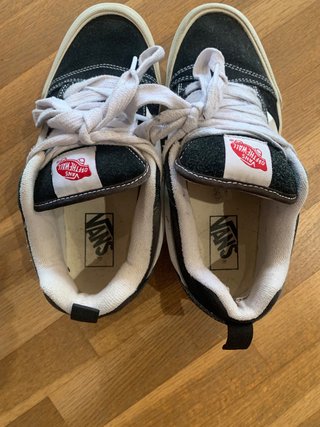 Zapatillas Vans Knu Skool Negras y Blancas