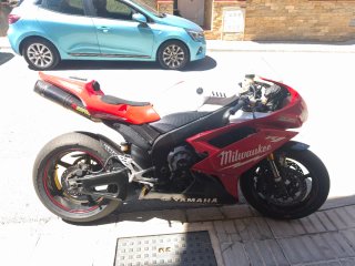 Yamaha R1 Roja y Blanca