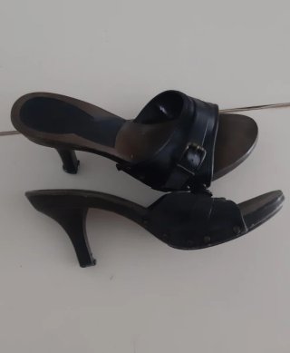 Sandalias de tacón negras y marrones