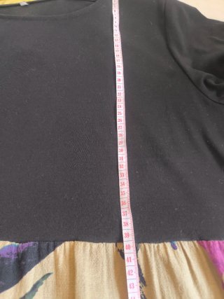 Vestido negro con estampado multicolor