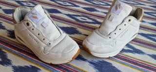 Zapatillas Skechers Blancas y Doradas