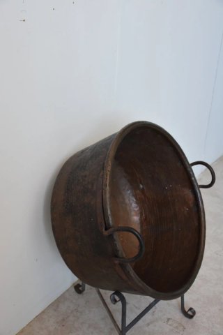 Antiguo caldero de cobre con soporte