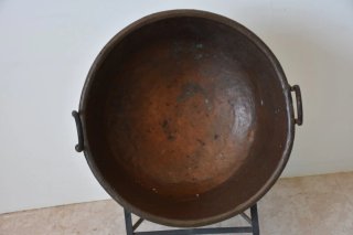 Antiguo caldero de cobre con soporte