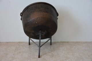 Antiguo caldero de cobre con soporte
