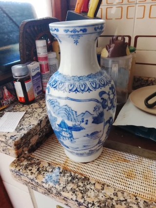 Jarrón de cerámica azul y blanco