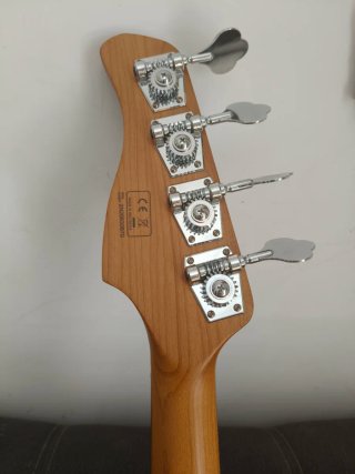 Bajo Marcus Miller P5R VM + Estuche Duro