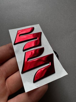 2 EMBLEMAS SUZUKI MOTO HAYABUSA GSX-R LOGO ROJO