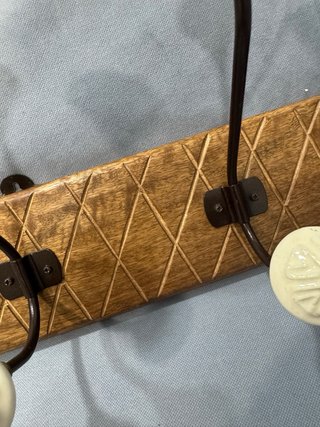 Perchero de madera con ganchos de cerámica