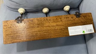 Perchero de madera con ganchos de cerámica