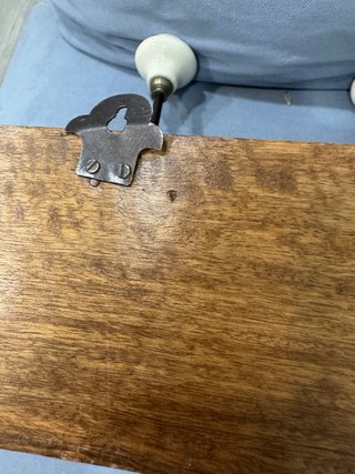 Perchero de madera con ganchos de cerámica