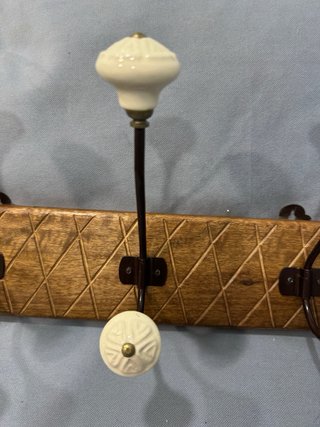 Perchero de madera con ganchos de cerámica