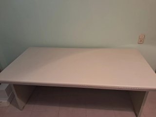 Mesa de escritorio robusta beige/gris.