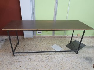Mesa de madera y estructura de hierro