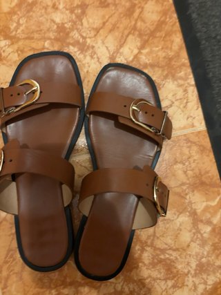 Chanclas Marrones con Hebilla Dorada