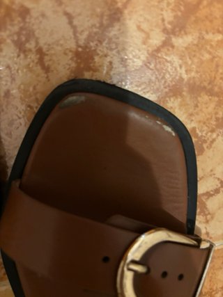 Chanclas Marrones con Hebilla Dorada