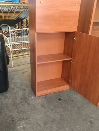 Mueble de madera y cristal