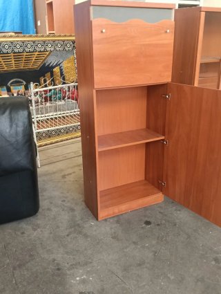 Mueble de madera y cristal