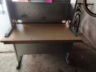 Escritorio de oficina gris y negro