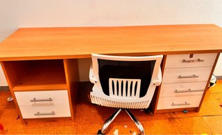 Escritorio madera con silla giratoria
