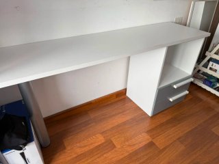 Conjunto armario blanco y gris con escritorio