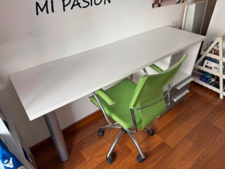 Conjunto armario blanco y gris con escritorio