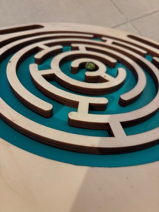 Laberinto de madera con canica