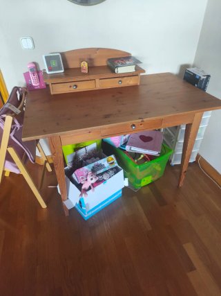 Scrivania in legno con cassetti