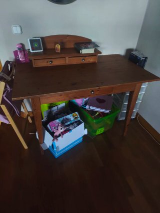 Scrivania in legno con cassetti