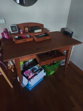 Scrivania in legno con cassetti