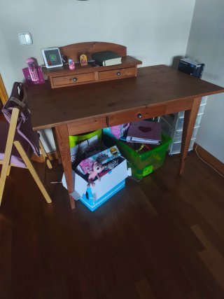 Scrivania in legno con cassetti
