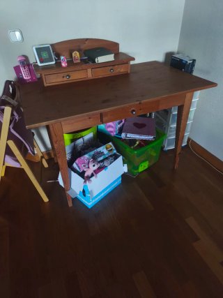 Scrivania in legno con cassetti