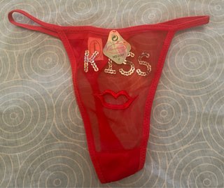 Tanga rojo transparente KISS lentejuelas