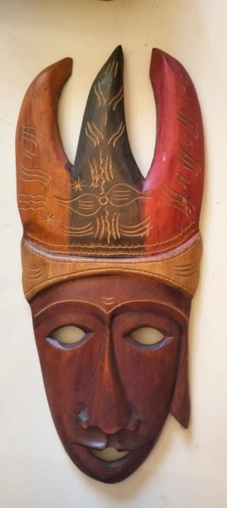 Maschera in legno intagliata a mano