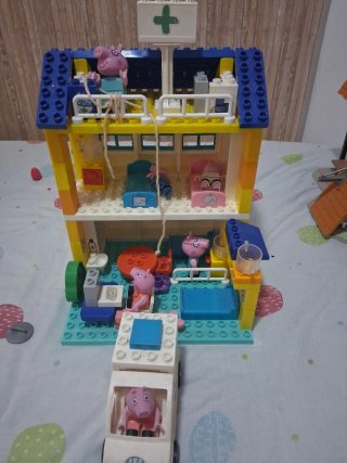 Hospital Peppa Pig con figuras y vehículo