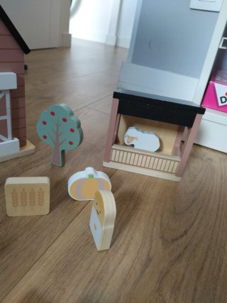 Granja de madera con animales y molino