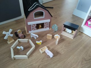 Granja de madera con animales y molino