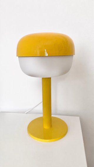Lámpara de mesa amarilla y blanca
