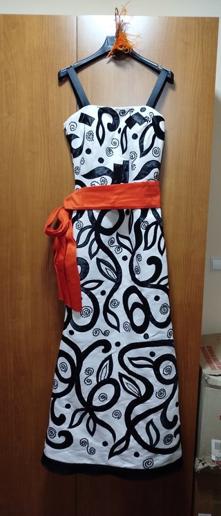 Vestido fiesta BLANCO Y NEGRO con fajín NARANJA