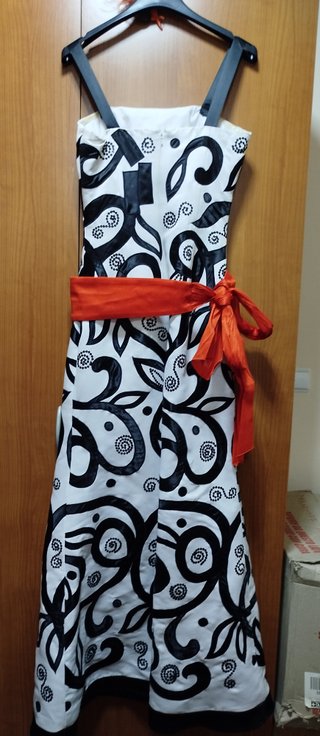 Vestido fiesta BLANCO Y NEGRO con fajín NARANJA