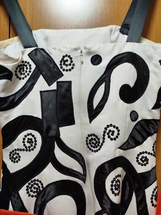 Vestido fiesta BLANCO Y NEGRO con fajín NARANJA