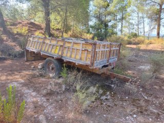 Remolque antiguo para tractor a restaurar