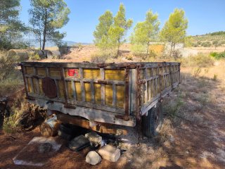 Remolque antiguo para tractor a restaurar