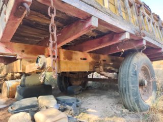 Remolque antiguo para tractor a restaurar