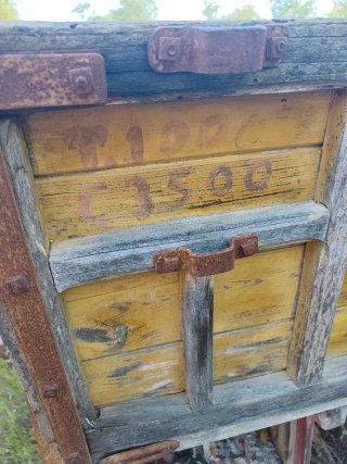 Remolque antiguo para tractor a restaurar