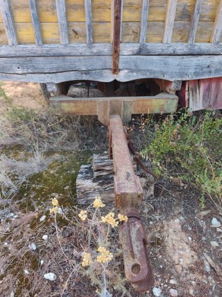Remolque antiguo para tractor a restaurar
