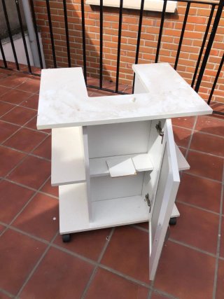 Mueble auxiliar de lavabo con ruedas y puerta